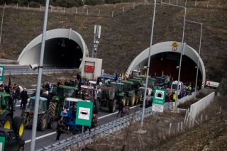 Ο διάλογος… πέρασε απ’ τα μπλόκα