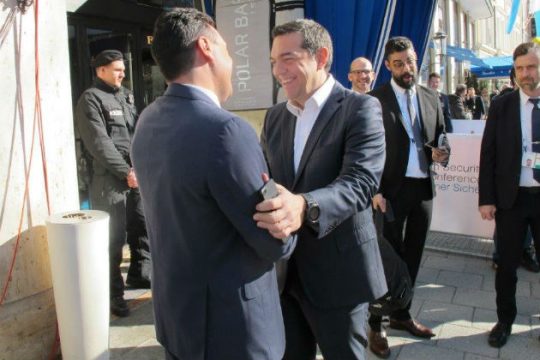Τετ α τετ Τσίπρα – Ζάεφ πριν τη βράβευσή τους στο Μόναχο