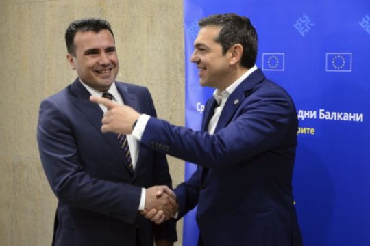 Η Αθήνα δίνει τη «σκυτάλη» στα Σκόπια για τη Συμφωνία