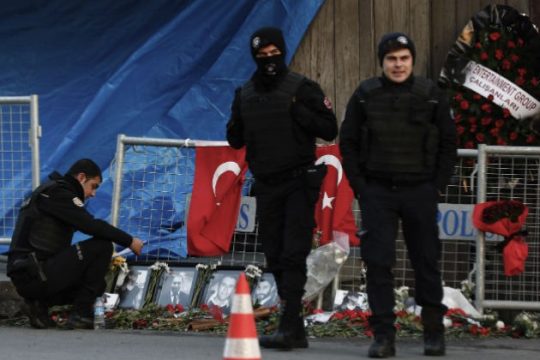 Άρχισε η δίκη για τη φονική επίθεση σε κλαμπ της Κωνσταντινούπολης