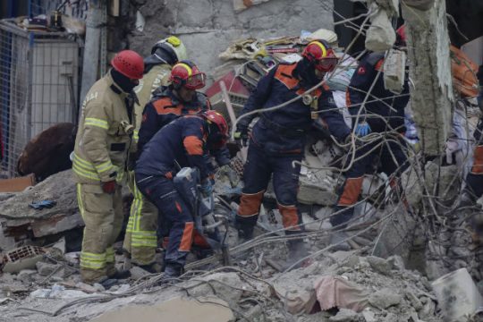 Αυξήθηκαν οι νεκροί στα συντρίμμια της πολυκατοικίας στην Κωνσταντινούπολη
