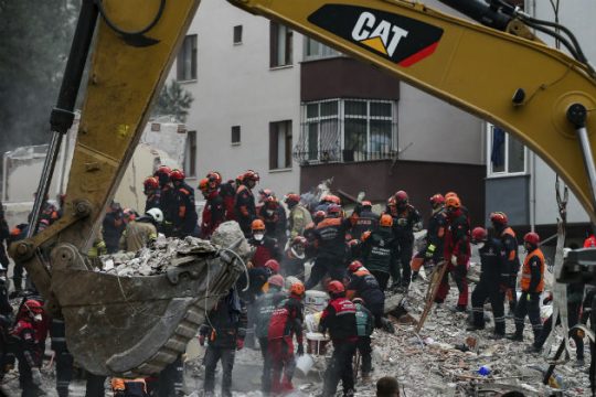Ανέσυραν ζωντανό  έναν έφηβο από τα συντρίμμια στην Κωνσταντινούπολη