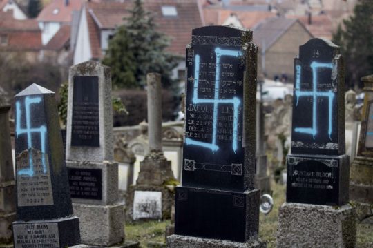 Βεβήλωσαν εβραϊκό κοιμητήριο στην Αλσατία