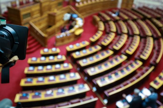 Τα «ναι», τα «όχι» και τα «παρών» για την αναθεώρηση