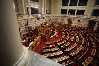 Οι οριακές πλειοψηφίες και οι «ιπτάμενοι» βουλευτές