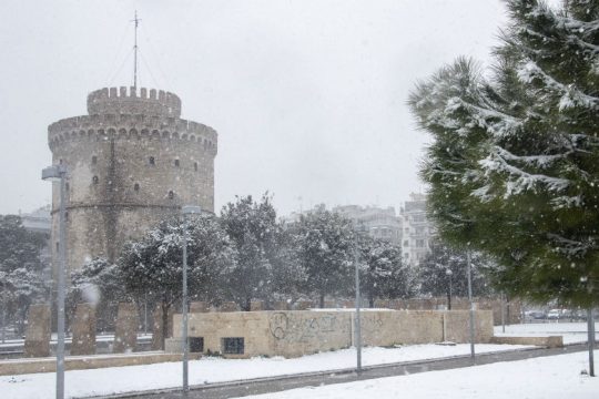 Χιόνι και δώδεκα βαθμούς πτώση της θερμοκρασίας στη Θεσσαλονίκη