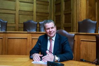Διαψεύδει ο Τάσος Πετρόπουλος τα περί δώρου Πάσχα
