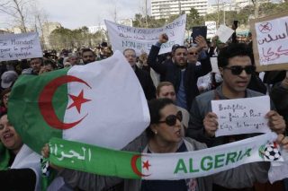 Ο Αμπντελαζίζ Μπουτεφλίκα ξαναδιχάζει την Αλγερία