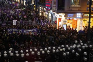 Οι γυναίκες διαδηλώνουν, τα ΜΑΤ παρατάσονται