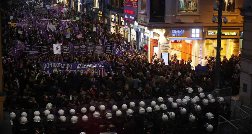 Οι γυναίκες διαδηλώνουν, τα ΜΑΤ παρατάσονται