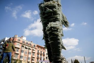 Με το άγαλμα ώς το δρόμο προχωρήσαμε…
