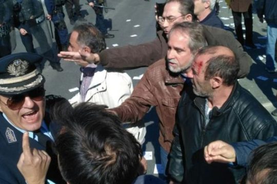 Ναζιστικά πανό «μαύρισαν» την Καλλιθέα
