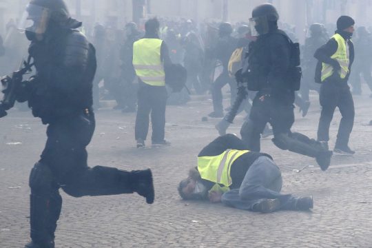 Περνάει ο στρατός, των πλουσίων φρουρός