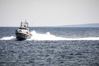 Αγνοούνται δύο νεαροί ναυαγοί πρόσφυγες