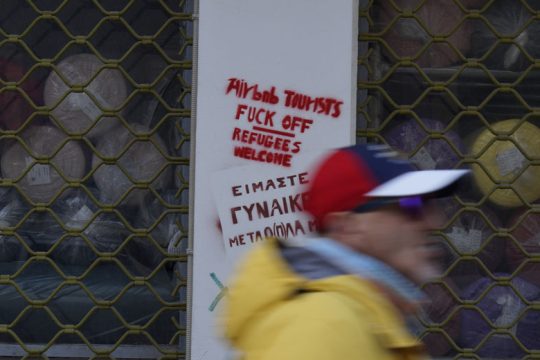 Κύματα τουριστών «διώχνουν» τους μόνιμους κατοίκους της Αθήνας