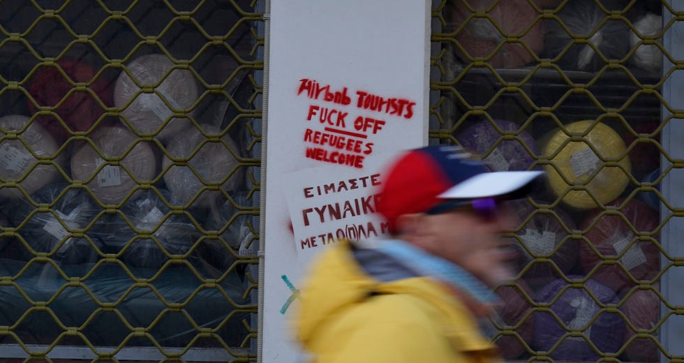 Κύματα τουριστών «διώχνουν» τους μόνιμους κατοίκους της Αθήνας