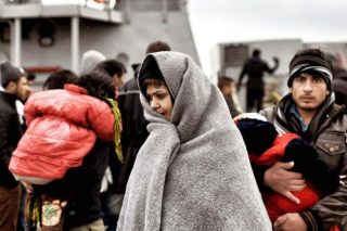 100 ντόπιοι τραμπούκισαν πρόσφυγες στα Βίλια