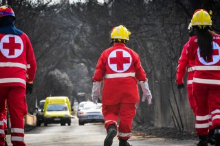 Ο υπόγειος πόλεμος πίσω από τις εκλογές στον Ερυθρό Σταυρό