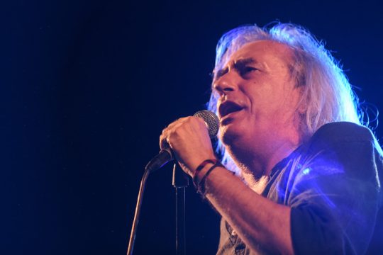Αναβάλλει και ο Γιάννης Αγγελάκας τη συναυλία του στην Πάτρα