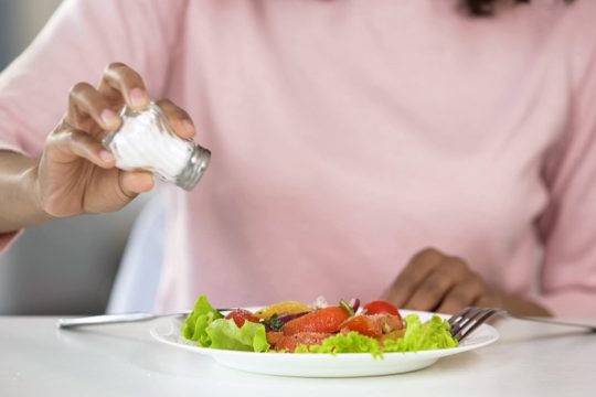 Ο ΕΦΕΤ προτείνει 10 βήματα για τη μείωση του αλατιού