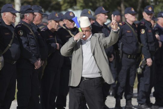 Αλβανία: Διαδηλώσεις εκτός Βουλής, ορκωμοσίες «ανταρτών» εντός