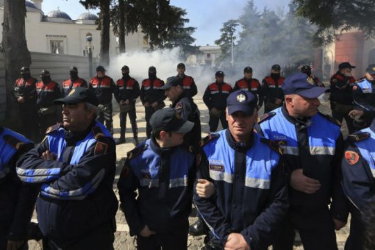 Σε κλοιό διαδηλωτών πάλι η Βουλή στην Αλβανία