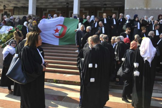 Δικαστές, λαός, κληρικοί λαμβάνουν θέσεις κατά του Αλγερινού προέδρου