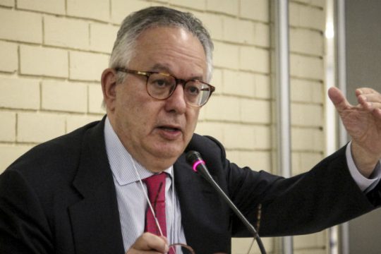 Απάντηση Αλιβιζάτου στα δημοσιεύματα που τον θέλουν να πολιτεύεται