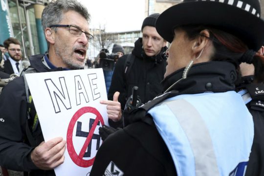 Observer: «Αργήσαμε πολύ να δούμε την απειλή της άκρας Δεξιάς»