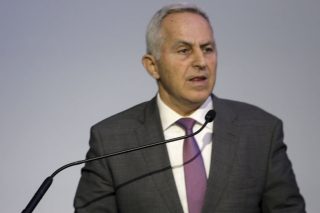 Ο ΥΠΕΘΑ ευχαριστεί το ΝΑΤΟ για τη μείωση της ροής προσφύγων