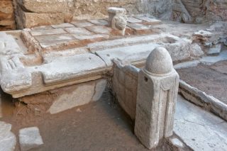 Στάση για νερό στο κρηναίο του μετρό