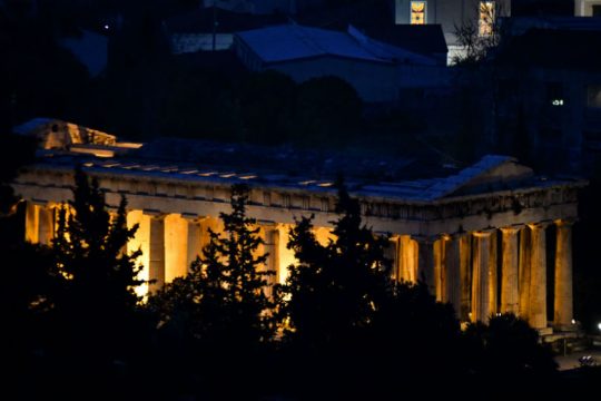 Φωτισμένα μνημεία της Αθήνας κατά τη διάρκεια της νύχτας