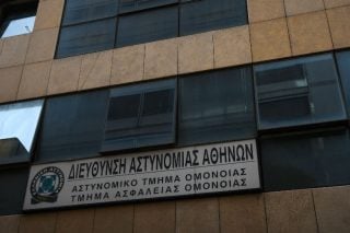 ΑΤ Ομόνοιας: Ποινές με αναστολή στους δύο αστυνομικούς για τον βιασμό της 19χρονης