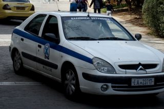 Ελεύθερη με όρους 32χρονη που φέρεται ότι έριξε τον σύντροφό της από το μπαλκόνι