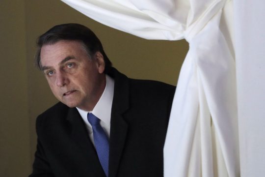 Ακροδεξιός, χουντικός και αρνητής της Ιστορίας