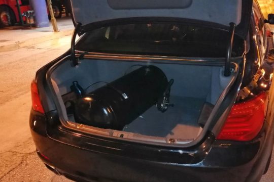 Έκρυβε στο αυτοκίνητο σχεδόν 370.000 «χάπια των τζιχαντιστών»