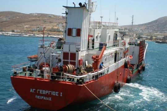 Προσάραξη δεξαμενόπλοιου έξω από το λιμάνι της Ανδρου