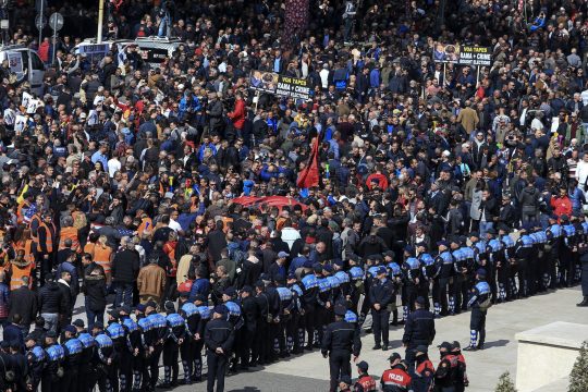 Αντικυβερνητική διαδήλωση και συγκρούσεις έξω από την αλβανική Βουλή