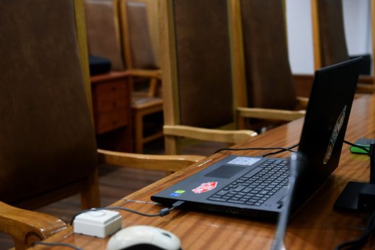 Προφυλακιστέοι τέσσερις για το ροζ κύκλωμα που εκβίαζε νεαρές γυναίκες