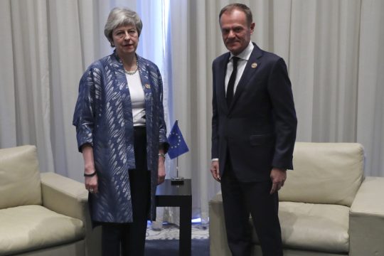 «Σωσίβιο» Τουσκ σε Μέι