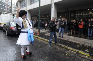 Ελληνοφρένεια, φαιδρότητες και αθλιότητες
