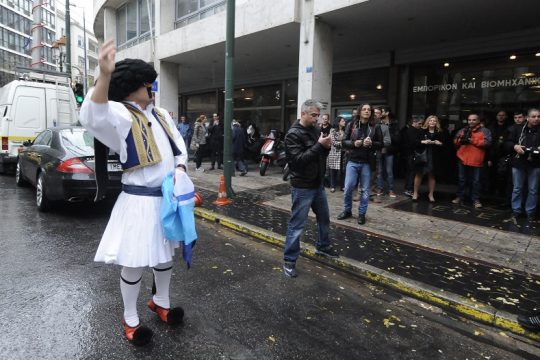 Ελληνοφρένεια, φαιδρότητες και αθλιότητες