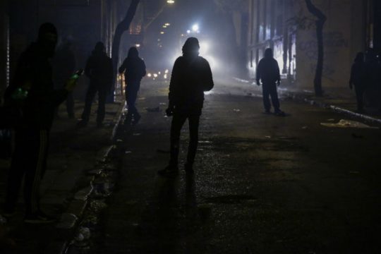 Ένας αστυνομικός τραυματίστηκε ελαφρά σε επεισόδια στα Εξάρχεια