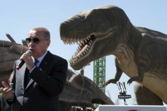 Εγκαινίασε άρον άρον θεματικό πάρκο με το βλέμμα στις εκλογές