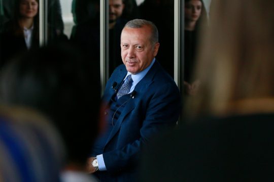 Οικονομία και… Άγκυρα «στοιχειώνουν» τις κάλπες στην Τουρκία