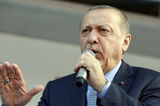 Για τη Σμύρνη που «ρίχνει τους γκιαούρηδες στη θάλασσα» μίλησε ο Ερντογάν