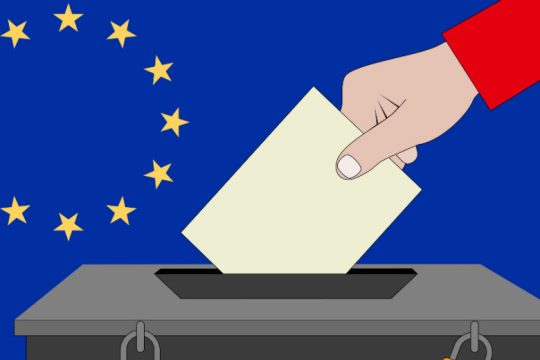 Ακροδεξιά μετατόπιση στο δρόμο προς τις κάλπες