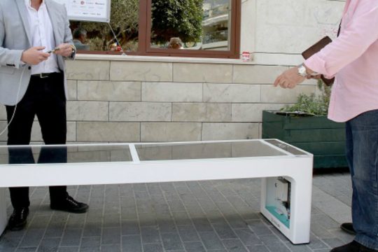 Ηράκλειο: Εγκαταστάθηκαν τα πρώτα «έξυπνα» παγκάκια