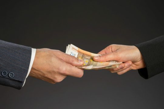 Δημοτικός υπάλληλος συνελήφθη για εκβίαση και «φακελάκι»