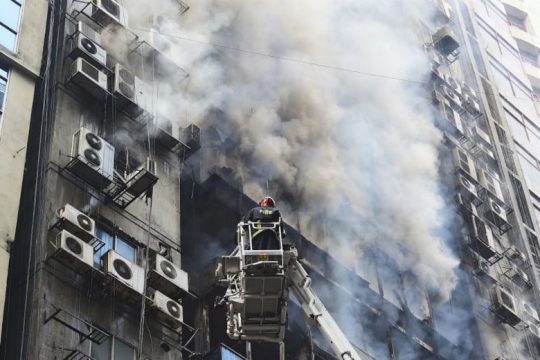 Πολλοί εγκλωβισμένοι από φωτιά σε 19ώροφο κτίριο του Μπανγκλαντές